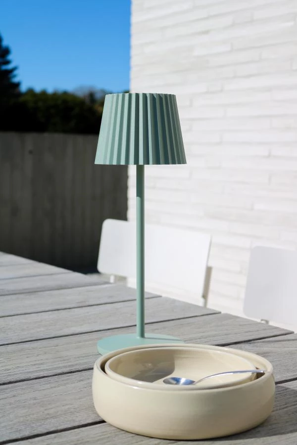 Lucide JUSTINE - Oplaadbare Tafellamp Buiten - Accu/Batterij - LED Dimb. - 1x2W 2700K - IP54 - Met draadloos oplaadstation - Groen - sfeer 2